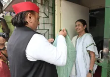 Akhilesh Yadav meets Mamata Banerjee, alleges BJP-ECI poll fraud in Bengal