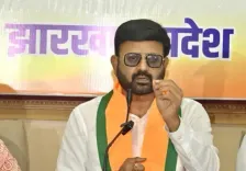 मंच पर नेता और नीचे महापुरुषों की तस्वीरें, भाजपा-झामुमो में जुबानी तकरार