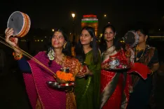 क्या कुंवारी कन्याएं करवा चौथ का व्रत रख सकती हैं अपने मनचाहे जीवनसाथी के लिए?