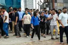 इंफाल : मेरिट सूची में देरी को लेकर नीट अभ्यर्थी और अभिभावक स्वास्थ्य निदेशालय में इकट्ठा हुए