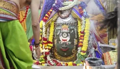 उज्जैन: महाकालेश्वर मंदिर में त्रयोदशी पर भव्य भस्म आरती, त्रिपुंड-चंद्र-शेषनाग से सजे बाबा महाकाल