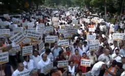 MCD सफाईकर्मी दीपक की आत्महत्या पर सियासत गरमाई, BJP ने AAP दफ्तर के बाहर किया प्रदर्शन