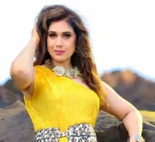 What Memories Did Meenakshi Seshadri Recall from ‘Hero’ and ‘Meri Jung’ During Her Beach Visit?