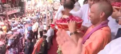 मेरठ में CM योगी ने कांवड़ यात्रियों पर बरसाई पुष्पवर्षा, बोले — सुरक्षा और सम्मान सरकार की पहली प्राथमिकता