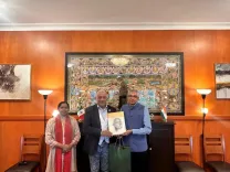 मेक्सिको की गांधी-मंडेला लाइब्रेरी को भारतीय दूतावास ने भेंट कीं महात्मा गांधी पर 15 पुस्तकें