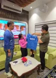 मीराबाई चानू ने किरेन रिजिजू से मुलाकात की, ग्लासगो गोल्ड हैट्रिक के बाद भेंट की साइन जर्सी