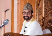 Mirwaiz Umar Farooq returns to Jama Masjid pulpit after two weeks of restrictions