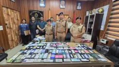 ग्रेटर नोएडा पुलिस का 'मिशन सहयोग': CEIR से 104 गुम मोबाइल बरामद, ₹21 लाख के फोन मालिकों को लौटाए
