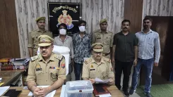 नोएडा में मोबाइल स्नैचिंग गिरोह का भंडाफोड़: 22 मोबाइल, चोरी की बाइक और 2 चाकू बरामद
