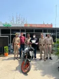 नोएडा में मोबाइल स्नैचर गिरफ्तार: 4 फोन, फर्जी नंबर प्लेट और KTM बाइक बरामद