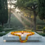 Kejriwal pays tribute to Indira Gandhi on her punyatithi