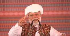 PM मोदी का बनासकांठा में विपक्ष पर हमला: 'अफरातफरी फैलाकर मोदी को बदनाम करने की थी साजिश'
