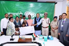 क्या मुख्यमंत्री हेमंत सोरेन ने नक्सली हमले में शहीद जवानों के परिजनों को 1.10 करोड़ का चेक सौंपा?