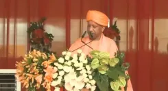 योगी आदित्यनाथ ने 80वें स्वतंत्रता दिवस पर किया ध्वजारोहण, बोले — 'यूपी अब उत्सव प्रदेश, ₹50 लाख करोड़ निवेश और 4 करोड़ रोज़गार'