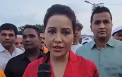 जुहू बीच पर 'सी शोर शाइन 2026': अमृता फडणवीस ने गणपति विसर्जन के बाद बड़ी सफाई मुहिम का नेतृत्व किया