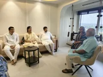 मुंबई महापौर रितू तावड़े ने घाटकोपर में कैप्टन स्मित मच्छार के परिवार से की मुलाकात