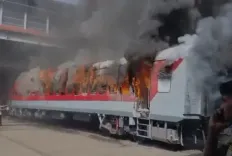 मुंबई के माटुंगा रेलवे वर्कशॉप में अचानक लगी आग, लोगों में मची अफरा-तफरी