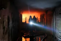 मुंबई में दोहरा हादसा: भांडुप में गड्ढे में गिरे 8 लोग, मानखुर्द में आग से 5 दुकानें राख