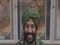 क्या मुंबई में कोई सनी देओल बनकर तो कोई 'तोप' लेकर बॉर्डर 2 देखने के लिए पहुंचा?