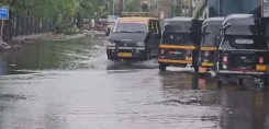 मुंबई में रेड अलर्ट: कुर्ला LTT परिसर जलमग्न, विखरोली में 253 मिमी बारिश, ट्रैफिक ठप