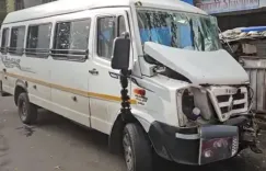 मुंबई: टैंपो ट्रैवलर दादर प्लाजा बस स्टॉप पर बस से टकराया, एक की मौत, 6 घायल