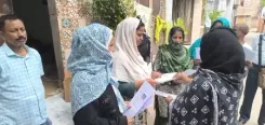 मुजफ्फरपुर में आधार कार्ड के साथ भरा जा रहा एसआईआर फॉर्म