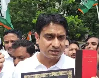 क्या कांग्रेस मोहन भागवत को 'संविधान की प्रति' सौंपने के लिए सड़क पर उतरी?