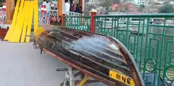 नैनीताल में शीतकालीन पर्यटन सीजन की तैयारी: नैनी झील में नावों की मरम्मत शुरू, ₹2.25 लाख तक की लागत
