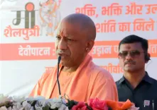 योगी आदित्यनाथ बोले — नारी सम्मान और स्वावलंबन ही रामराज्य की नींव, बलरामपुर में बेटियों को बाँटी स्टडी टेबल