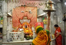 नवरात्रि के तीसरे दिन: मां चंद्रघंटा की उपासना से प्राप्त करें शांति और साहस का आशीर्वाद