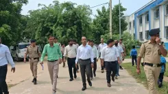नवादा डीएम रवि प्रकाश ने अंबेडकर छात्रावास का औचक निरीक्षण किया, छात्रों संग बैठकर खाया भोजन