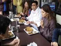 क्या नए साल पर परिवार के साथ अमृतसर पहुंचे कीकू शारदा ने कुलचों का स्वाद लिया?