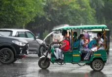 एनसीआर में मौसम ने बदला मिजाज, येलो अलर्ट का दिखा असर