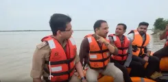 नेपाल बाढ़ के बाद महाराजगंज हाई अलर्ट पर, DM-SP ने गंडक नदी का नाव से किया निरीक्षण