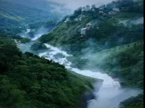 नेरियमंगलम: प्रकृति की गोद में छिपा अद्भुत गांव, झरनों और मसालों का संपूर्ण अनुभव