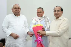 Nitish Kumar meets JD(U)'s Neeraj Kumar after Patna Graduate win