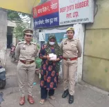 नोएडा: ₹10 लाख की स्मैक के साथ 19 वर्षीय अफसाना गिरफ्तार, फरार बुआ नूरी की तलाश जारी