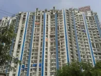 नोएडा : आम्रपाली प्लेटिनम सोसायटी में हादसा, बच्ची के सिर पर गिरी ईंट, गंभीर रूप से घायल