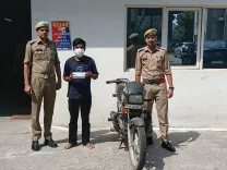 नोएडा: चेन स्नैचिंग का वांछित आरोपी विकास उर्फ नोनू गिरफ्तार, चोरी की बाइक व चाकू समेत ₹10,500 नकद बरामद