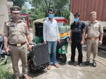 नोएडा फेस-2 पुलिस ने दो चोरों को दबोचा, चोरी का जनरेटर-अल्टरनेटर और ऑटो बरामद