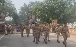 नोएडा: सूरजपुर जिला मुख्यालय पर किसानों का प्रदर्शन, कई जिलों से पहुंच रहे किसान