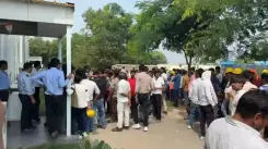 नोएडा इंटरनेशनल एयरपोर्ट: ठेका मजदूरों का प्रदर्शन, छह महीने से बकाया वेतन का आरोप