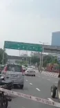 नोएडा एलिवेटेड रोड पर 20 फीट चौड़ा, 10 फीट गहरा गड्ढा; सेक्टर-61 से सेक्टर-18 मार्ग की सुरक्षा पर सवाल
