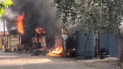 नोएडा के रायपुर में पांच अस्थायी दुकानों में भीषण आग, एक व्यक्ति की मौत; छह दमकल गाड़ियों ने पाया काबू