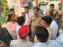 नोएडा में वायरल पोस्टर पर सियासी संग्राम तेज, सपा कार्यकर्ताओं ने थाने के सामने किया विरोध-प्रदर्शन