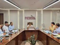 नोएडा प्राधिकरण CEO का निर्देश: 31 अक्टूबर तक सड़क रिसर्फेसिंग पूरी हो, त्योहारों पर विशेष सफाई-रोशनी अभियान
