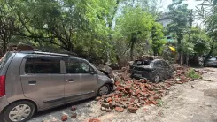 नोएडा सेक्टर-12 में बारिश से जर्जर दीवार ढही, 3-4 कारें क्षतिग्रस्त; कोई हताहत नहीं