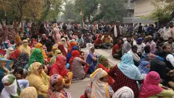 नोएडा में सफाई कर्मियों का प्राधिकरण के खिलाफ प्रदर्शन, नेताओं की रिहाई तक हड़ताल जारी