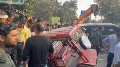 नोएडा में थार गाड़ी की टक्कर से ई-रिक्शा में सवार चार लोग गंभीर घायल