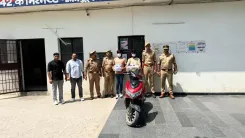 नोएडा में दो शातिर चोर गिरफ्तार: 18 मोबाइल, 2 लैपटॉप और चोरी की इलेक्ट्रिक स्कूटी बरामद